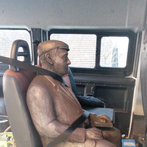 Transporting the bronze statue of Minatti