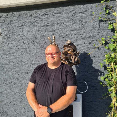Borut Kamšek pred kipom