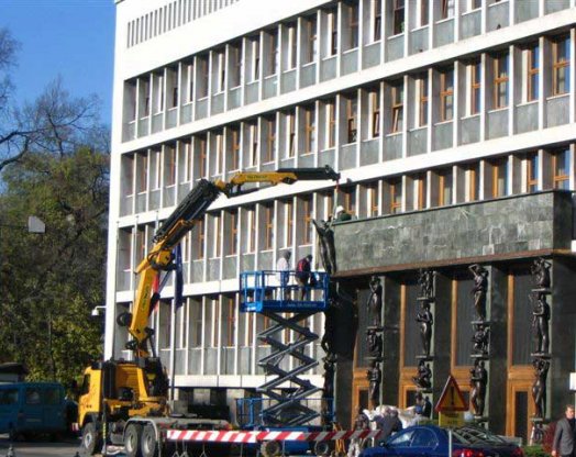 Restoring the Slovene National Assembly gate