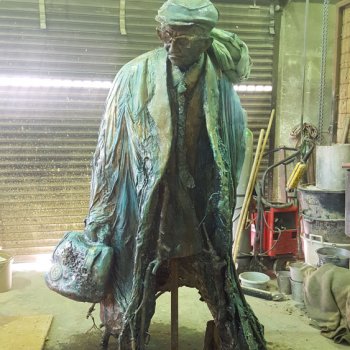 Patinating the bronze statue of Boris Pahor