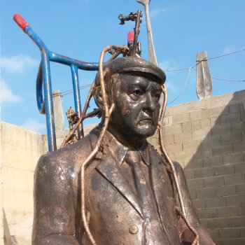 Making the bronze statue of Minatti