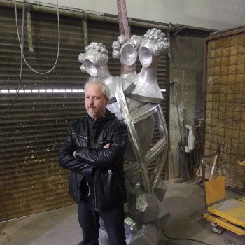 Damijan Kracina pred aluminijastim kipom