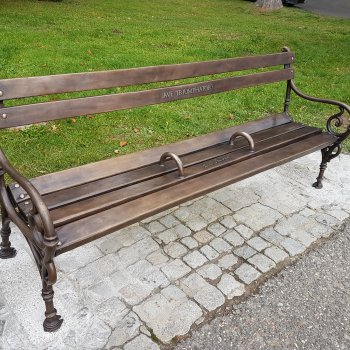 Bronasta kop posvečena Leonu Štuklju